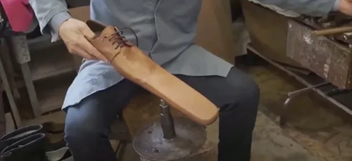 Des chaussures géantes pour respecter la distanciation sociale