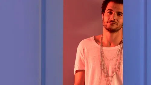 Amir : les dates de sa tournée et un clip pour « La Fête »