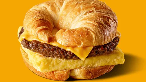 Burger King lance un burger-croissant : tollé sur les réseaux sociaux