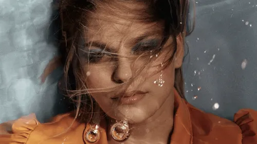 Découvrez "Donne-moi ton coeur" de Louane !