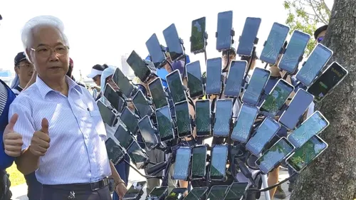 Pokémon Go : Un grand-père joue avec 64 smartphones en même temps