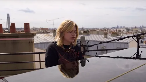 Louane dévoile la version acoustique de « Donne-moi ton cœur »