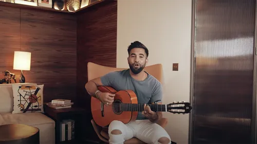 Kendji reprend « Vivre pour le meilleur » de Johnny Hallyday en...