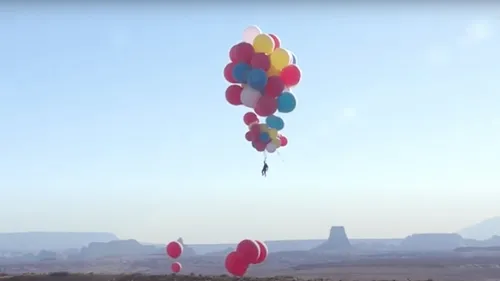 Un américain s'envole à plus de 7 500 mètres accroché à des ballons