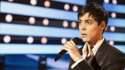 Biopic sur Gregory Lemarchal : Qui est Mickaël Lumière ?