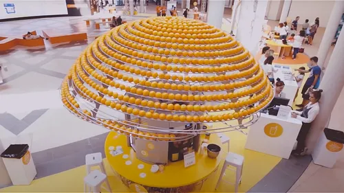 Un bar à jus transforme les écorces d'orange directement en gobelets