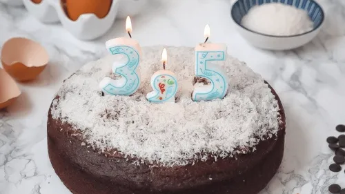 Vahiné lance une bougie virgule pour fêter les demi-anniversaires !