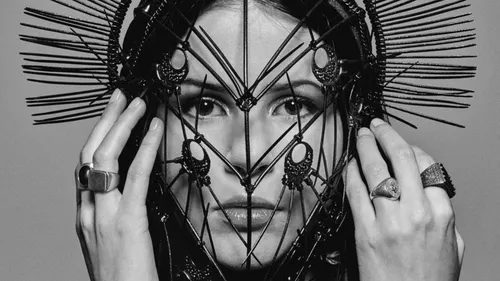 Marina Kaye : son album "Twisted" sortira le 6 novembre