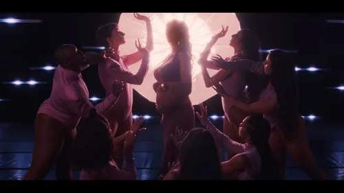 Shy’m dévoile sa grossesse dans un nouveau clip