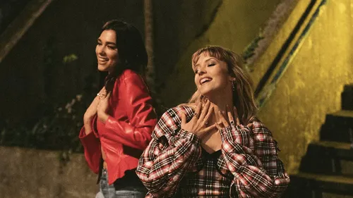 "Fever" : Découvrez le duo événement entre Dua Lipa et Angèle !