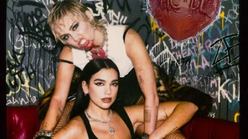 Miley Cyrus et Dua Lipa montrent les crocs dans leur clip "Prisoner"