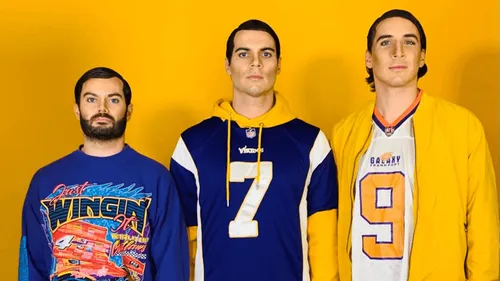 Leonie dévoile son nouveau single "Comme ça" dans un clip délirant