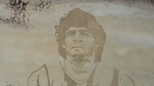 Vendée : un artiste rend hommage à Maradona avec une fresque sur le...