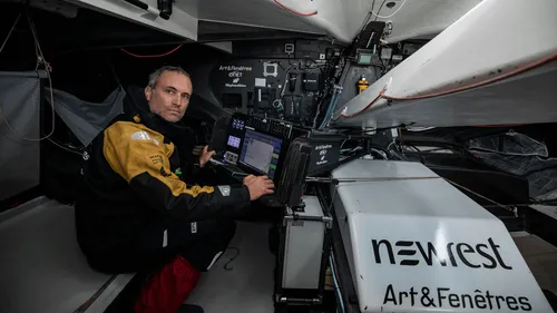 Vendée Globe : Fabrice Amedeo navigue désormais sans ordinateur de...