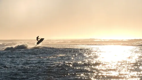Pour voir sa petite amie, il traverse la mer en jet-ski et finit en...