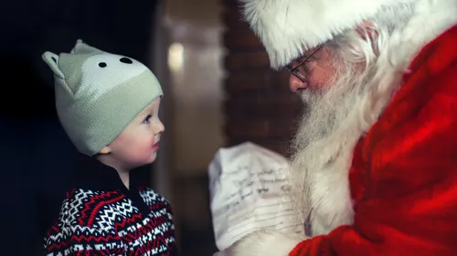 Une petite fille appelle la police pour parler au Père Noël ! 