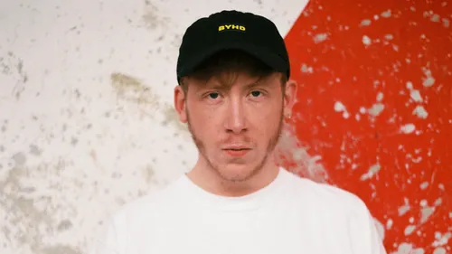 "Bateaux-Mouches" : le nouveau clip d’Eddy de Pretto à la...