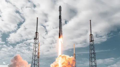 Une fusée de SpaceX envoie un nombre record de satellites dans...