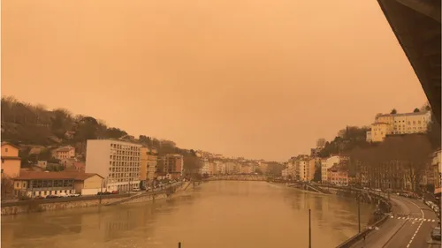 PHOTOS. Un ciel jaune, orange et rose sous l’effet du sirocco