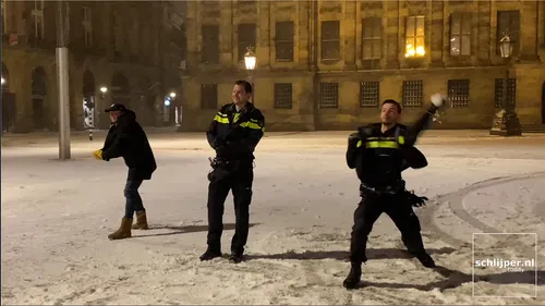 Amsterdam : une bataille de boules de neige oppose la police aux...