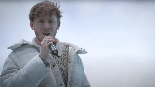 Eddy de Pretto dévoile "Désolé Caroline"