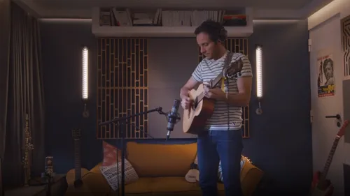 Vianney dévoile une version acoustique de "Beau-Papa" et sa...