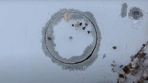 Des Finlandais construisent le plus grand "manège de glace" au monde