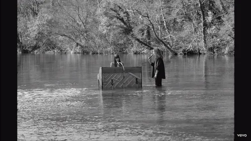 Julien Doré et Clara Luciani dévoilent le clip de "L’île au...