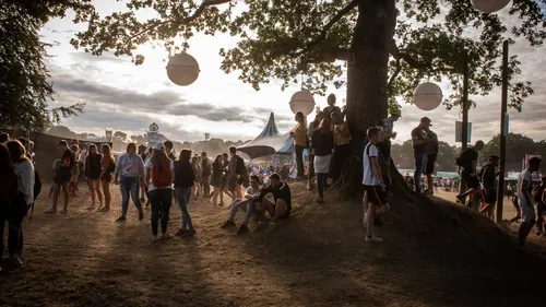 Les Vieilles Charrues : vers un festival décentralisé ?