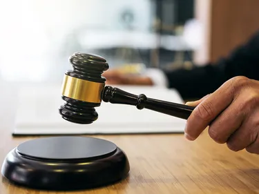 Majeur ou mineur ? Le tribunal de Tours face à un jugement insolite !