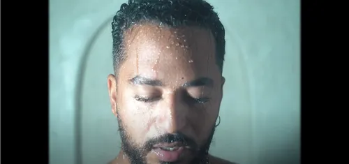 Slimane reprend “Tous les cris les SOS“ pour sa cover d’avril