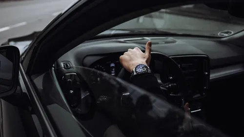 Les Français un peu moins grossiers au volant depuis la pandémie