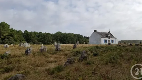 La maison aux menhirs de Carnac est à vendre !