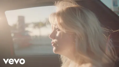 Louane dévoile le clip de "Aimer à mort"