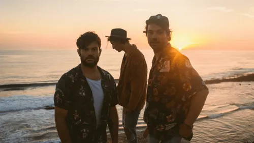 Leonie : pour un pari, le chanteur du groupe pose nu sur une plage...
