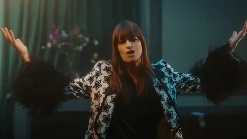 Clara Luciani a dévoilé le clip de "Respire encore"