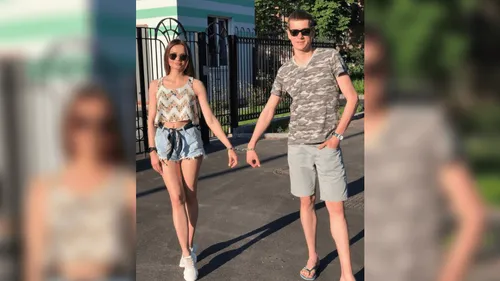 Un couple se sépare après avoir été attaché l'un à l'autre pendant...