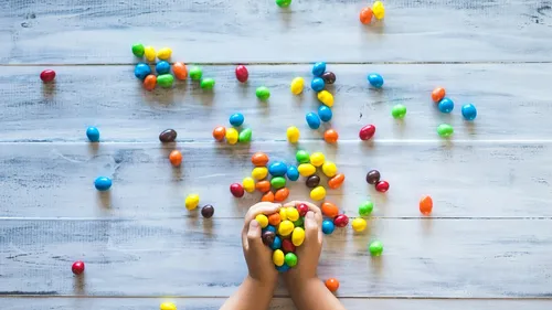 Il empile 5 M&M's et bat le record du monde !