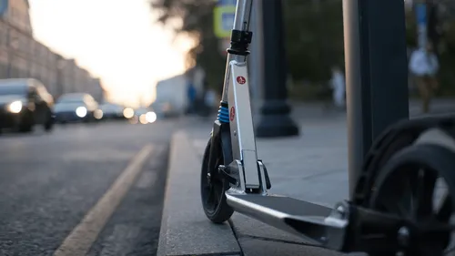 Il se lance le challenge de parcourir 1000 km à trottinette !