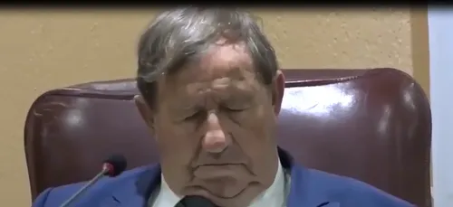 Vidéo : Guy Roux s'endort en pleine conférence de presse à Alger