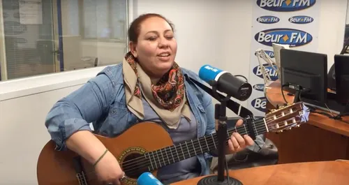 Vidéo : Samira Brahmia reprend Slimane Azem en direct sur Beur FM