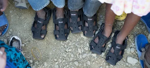 Une sandale extensible pour que tous les enfants puissent aller à...