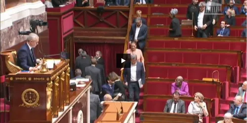 Buzz : Les députés de la France Insoumise et du Parti Communiste...