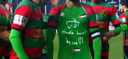 Un joueur de foot algérien célèbre son but avec un message de...