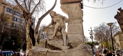 (VIDEO) Algérie: un homme détruit au marteau une sculpture à Sétif