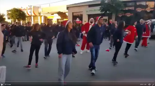 (VIDEO) De jeunes palestiniens organisent un Dabkeh géant à Beit...