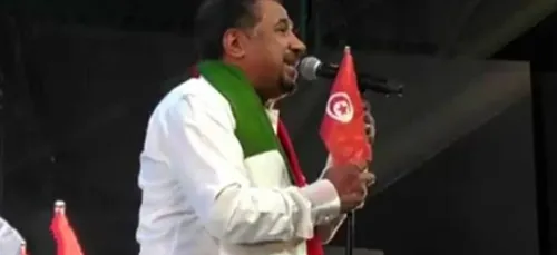 En plein concert aux Emirats, Cheb Khaled brandit le drapeau tunisien