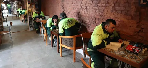 Turquie: des éboueurs ouvrent une bibliothèque avec les livres...