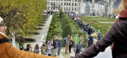 A Bruxelles, une chaîne humaine pour défendre les migrants