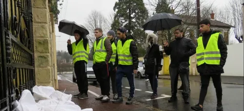 Solidarité: des jeunes des Tarterêts aident des victimes d’inondations